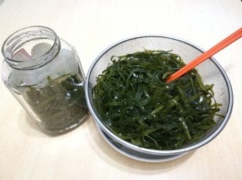 step3: 把海帶和陳醋放進玻璃樽中，海帶和陳醋的份量是 1:3 ，海帶 1份，陳醋 3份。