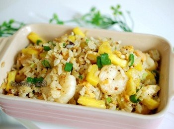 step8: 如大家所聽過的"黃金炒飯"就是利用多顆的蛋黃來包覆米飯,炒出蛋香。如果怕攝取過多的蛋黃,可建議使用Amy我這個食譜配方,效果一樣又不怕攝取過多的膽固醇喔!