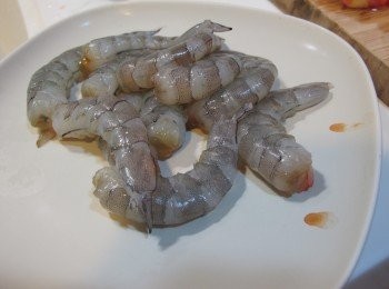 step1: 蝦子去殼，鮭魚切成4cm x 2cm大小備用。