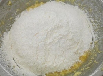 step3: 接著倒入過篩的麵粉和泡打粉!!