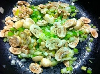 step2: 燒熱油，將做法1的材料倒入炒至半熟盛起。