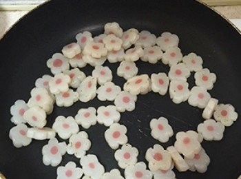 step3: 蒟蒻小桐花洗淨後瀝乾，放入鍋中乾煎至表面乾燥即可起鍋備用。