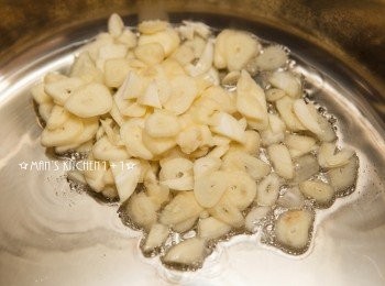step1: 首先將大蒜切片後，起油鍋，將蒜片下鍋炸至金黃後，起鍋備用。