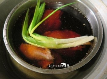 step2: 醬油.糖.蔥.薑.水淹過<span class="group_1">食材</span>.外鍋加兩杯水燉煮