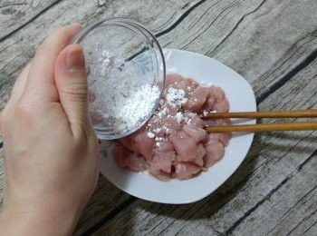 step6: 瘦肉切粒後以粟粉和白胡椒碎拌勻略醃