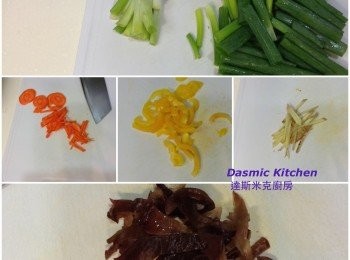 step1: 準備工作：

a. 新鮮木耳切除前端蒂頭、稍微清洗、切成條狀

b. 胡蘿蔔去皮、切細條

c. 黃甜椒直切半、去除蒂頭、去籽、切細條