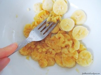 step1: 把香蕉切片，然后利用叉子压成泥状。