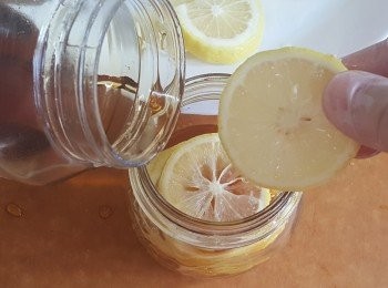 step3: 將檸檬疊放入瓶子裡。