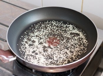 step4: 把白芝麻平鋪在沒有油份和水份的鍋子中，以中小火烘烤，不時搖一下鍋子，烘至有香氣後可盛起備用。