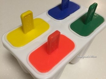 step3: 然後放入雪條棍子，雪入冰箱4小時至凝固或過夜，即成。