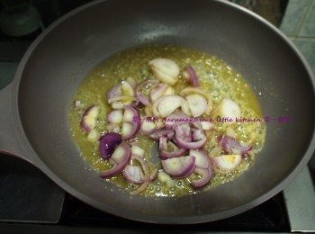 step2: 熱鍋下一片牛油, 先放洋葱炒至軟身, 再放意大利米拌勻