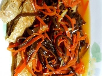 step8: 亦可以加甘筍絲與木耳絲一齊煮汁，口感更豐富