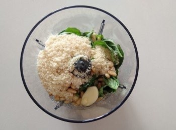 step1: 巴馬臣芝士刨碎。松子炒香。蒜頭去皮去蒂。