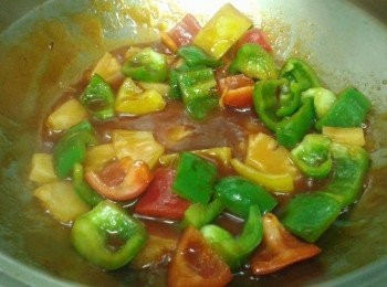 step3: 熱鍋下油，炒青紅椒兩分鐘，再下調味料及菠蘿拌勻煮沸