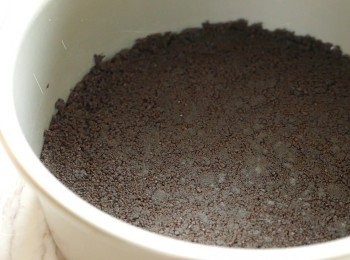 step15: 加入已拌入牛油的餅乾碎，平均地壓平和壓實，然後放入雪櫃冰格(-18℃)中備用。