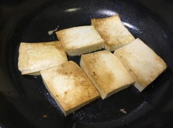 step3: 同鑊子加少許油爆香蒜蓉後加入肉碎炒至轉色 (可加少許老抽上色), 再加入酸菜快炒, 想多汁可以加1湯水 (份量隨意) 最後拌上豆腐即成