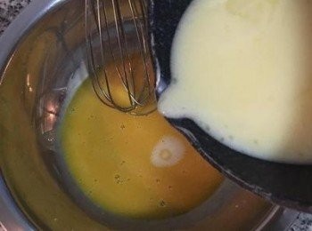 step4: 蛋黃打散；牛奶與無鹽奶油小火煮到鍋邊起小泡泡。將煮好的牛奶，緩緩倒入打散的蛋黃中，邊倒要邊攪拌。