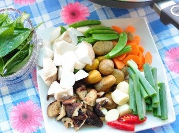 step1: 備料:先將去殼後清洗過的栗子以電鍋蒸熟備用；其他配料則切片、切塊、切段準備好