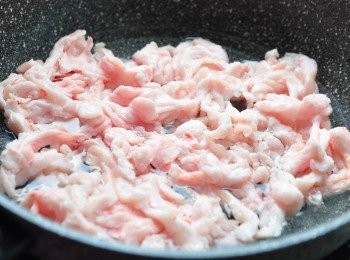 step1: 先將豬板油加入150cc水一起滾煮(聽說這樣的做法可以讓煸出的豬油更清徹)