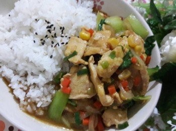 step10: 白飯裝好 , 再加入煮好的沙茶雞肉