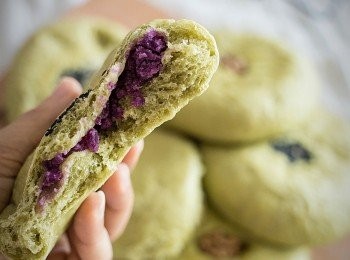 step6: 入爐時蓋一張焗爐紙,再加上烤盤或烤板在上