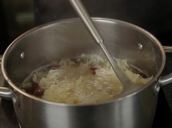 step2: 加入雪耳及冰糖用中火將雪耳煲淋關火，加蓋焗5-10分鐘即成, 可熱食及凍食