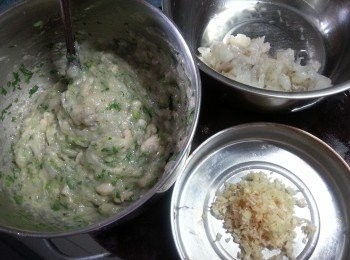 step6: 蝦肉加入香茅碎拌勻再加入蝦膠內