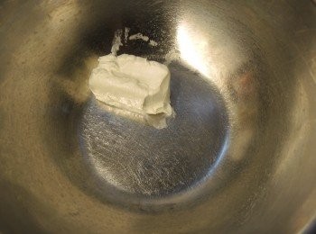 step2: 忌廉芝士溫室放軟，用打蛋器打至軟滑。