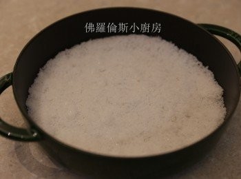 step2: 將整包粗鹽放在煲內