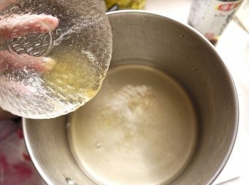 step5: 將高湯的材料入鍋中煮沸即可熄火,再加入吉利丁拌勻至吉利丁完全溶解,放涼即可