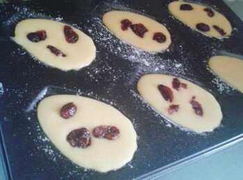 step4: 倒入蛋糕漿，可加紅莓乾在蛋糕漿內。放入焗爐180度焗約十分鐘