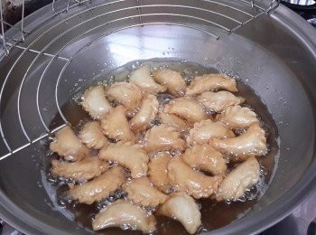 step7: 放入熱油鍋炸，不停翻動油角，先以小火炸，然後轉中火炸至金黃色即成！