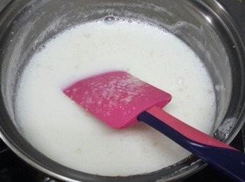 step2: 用小鍋煮熱牛奶，下糖，煮至糖溶化，再加入魚膠粉/吉利丁粉，不停攪拌至完全溶化即可（不用煮沸牛奶）