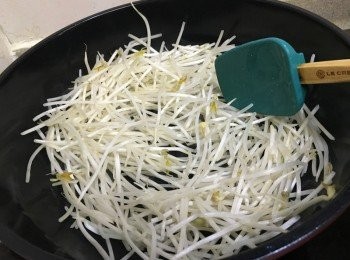 step4: 白鑊(不加油) 先中火炒銀芽至乾身及軟身先上碟