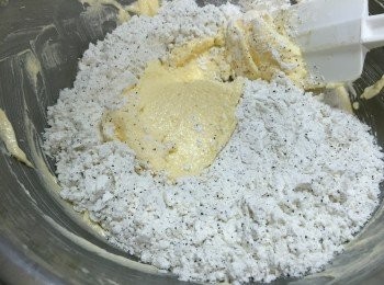 step4: 轉用膠刮，加入粉類及茶葉，以輕按壓的方式混合，見沒有粉粒便停手了，否則會起筋，影响口感，而混合物