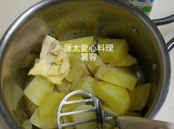 step1: 薯仔去皮切塊煮熟(不去皮烚熟再去皮也ok)。加入胡椒粉，鹽，牛油壓成容。