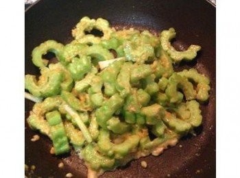 step4: 下蒜末爆香後，倒入苦瓜拌炒，加入鹽和香菇精炒勻。