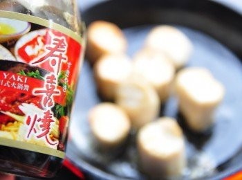 step4: 兩面煎的微微金黃，再取出由純釀醬油、糯米霖、糖、水、鹽、釀造酢、柴魚及昆布多種<span class="group_1">食材</span>及醬汁製程的壽喜燒醬