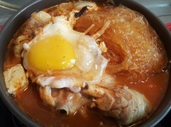 step4: 最後加入冬粉煮一下入味熄火打顆雞蛋蓋起鍋蓋悶一下完成 吃的時候再將蛋黃拌勻即可喔