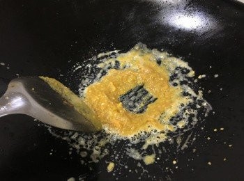 step5: 中細火炒至起少許泡及香味突出