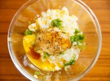 step1: 首先將桂冠沙拉、洋蔥末、青蔥、蛋黃、芥末醬、水煮蛋、黑胡椒、蜂蜜等材料均勻混合做成塔塔醬後備用。