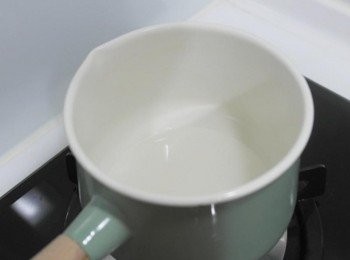 step7: 取一鍋倒入水及砂糖~煮至稍微滾!!!