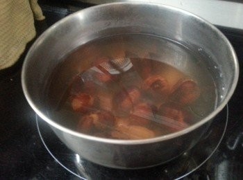 step1: 栗子用滾水烚3分鐘,用毛巾卒去啡色衣