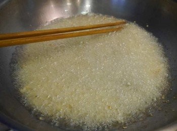 step4: *放入100g蒜末酥炸起泡。