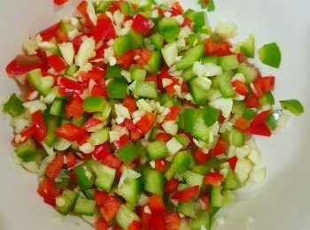 step2: 青色尖椒、紅色尖椒及蒜頭切粒
