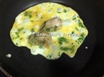 step3: 熱鑊暖油，下一大湯匙蛋液，待稍稍凝結，摺成角形，兩面煎至金黃，重覆此步驟。如不煎角形，將蛋液全部倒下成餅形亦可。