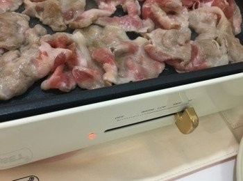 step3: 黑豚肉開始轉色