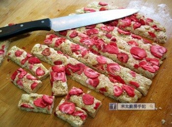 step1: 用刀把糖切成想要的形狀，完成。