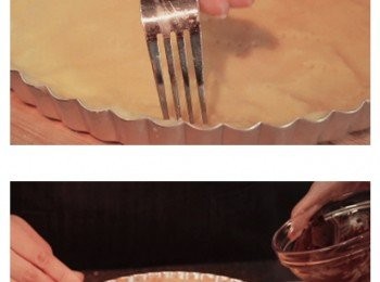 step2: 取出批底倒走重石牛油紙脱模後放上朱古力用批的餘溫溶朱古力待涼至朱古力面在批底表面凝固