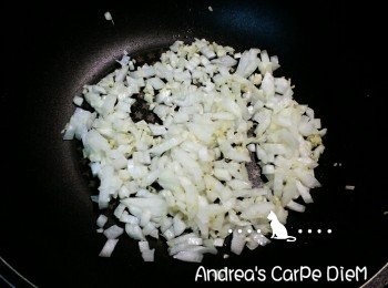 step2: 熱油鍋,先爆香薑末(因為薑較耐炒),薑味出來後,再加入蒜末與洋蔥丁炒香